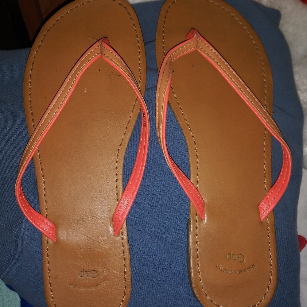 Gap flip flops size 8